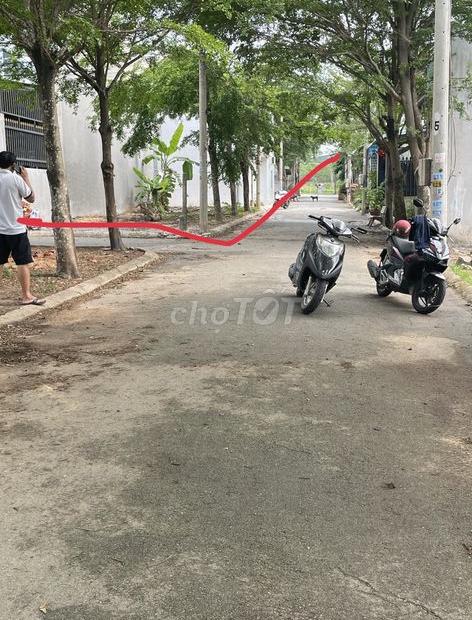 Bán lô gốc 2 mặt tiền đường 5m thông quốc lộ 13 ngay Tân định-kế bên khu Thịnh Gia mở rộng 110m2 full TC nở hậu.