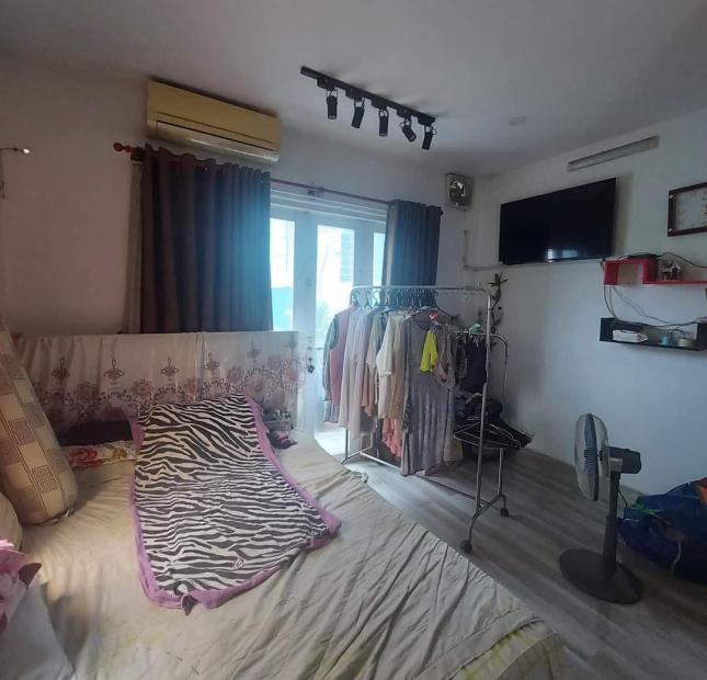 BÁN NHÀ: HẺM 3 GÁC ĐỖ CỬA - VÀI BƯỚC RA HXH - NHÀ ĐẸP - NỘI THẤT TỐT - 3 TẦNG KIÊN CỐ.GIÁ 2TỶ6  