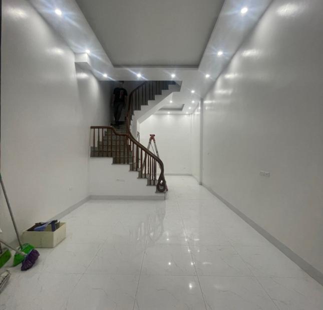   BÁN NHÀ 4 tầng Đường Láng, Đống Đa 45m2 giá 4.2 TỶ.