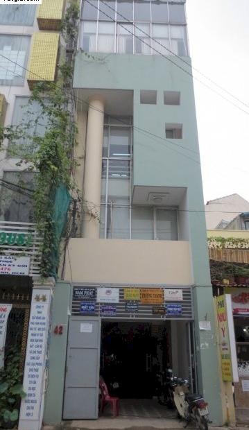 Cho thuê nhà mặt tiền 5.2x18m sát quận 1 đường Nguyễn Cửu Vân