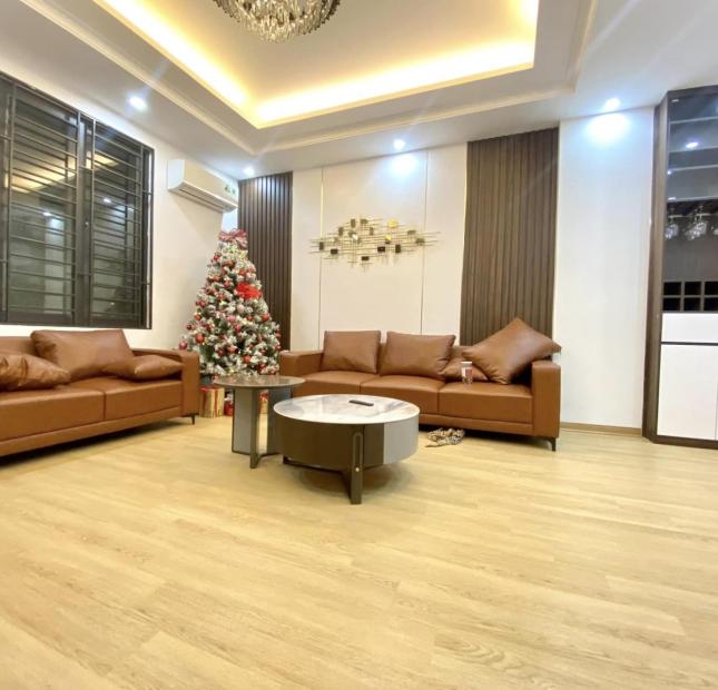 Bán gấp nhà phố Xuân Thủy quận Cầu Giấy 52m 5T giá hơn 5 tỷ.