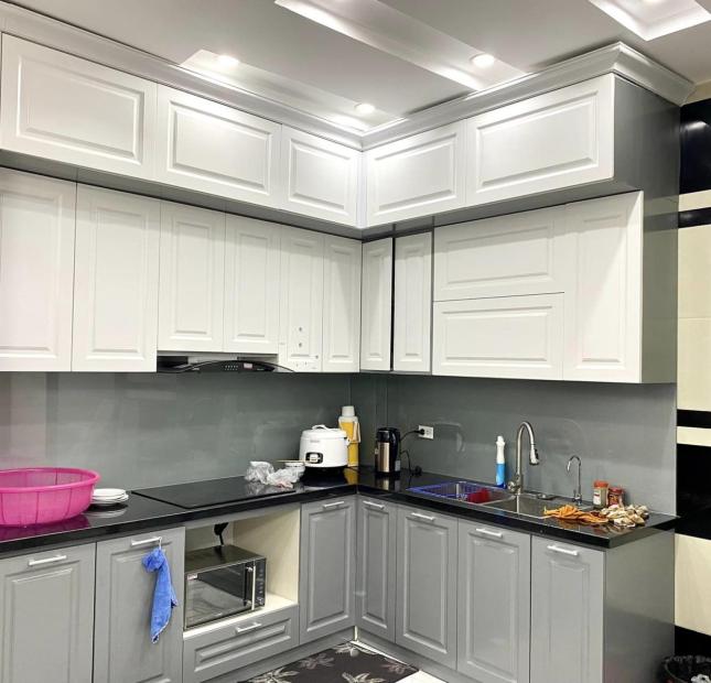  Bán gấp nhà phố Xuân Thủy quận Cầu Giấy 52m 5T giá hơn 5 tỷ.