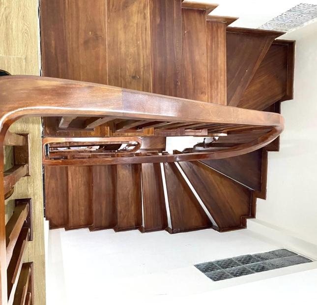  Bán gấp nhà phố Xuân Thủy quận Cầu Giấy 52m 5T giá hơn 5 tỷ.