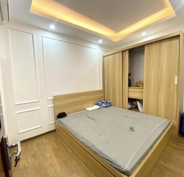  Bán gấp nhà phố Xuân Thủy quận Cầu Giấy 52m 5T giá hơn 5 tỷ.