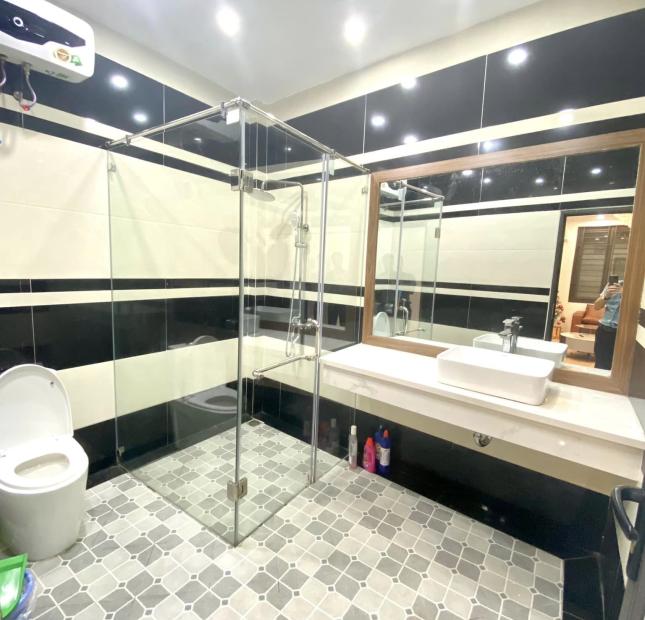  Bán gấp nhà phố Xuân Thủy quận Cầu Giấy 52m 5T giá hơn 5 tỷ.