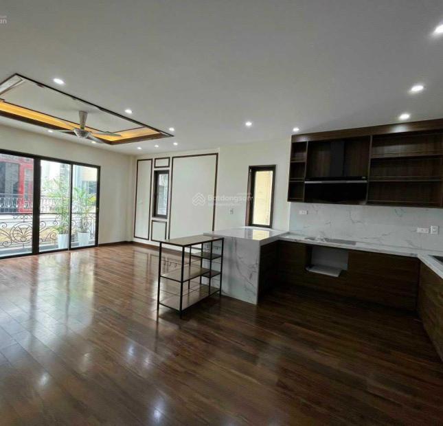 Cần bán gấp căn lô góc ngõ 560 Nguyễn Văn Cừ 60m2x5T, 5m MT. Giá 12.5 tỷ, Gara Ôtô. KD.