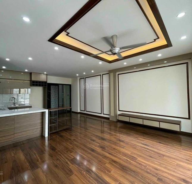 Cần bán gấp căn lô góc ngõ 560 Nguyễn Văn Cừ 60m2x5T, 5m MT. Giá 12.5 tỷ, Gara Ôtô. KD.
