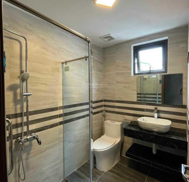 Cần bán gấp căn lô góc ngõ 560 Nguyễn Văn Cừ 60m2x5T, 5m MT. Giá 12.5 tỷ, Gara Ôtô. KD.