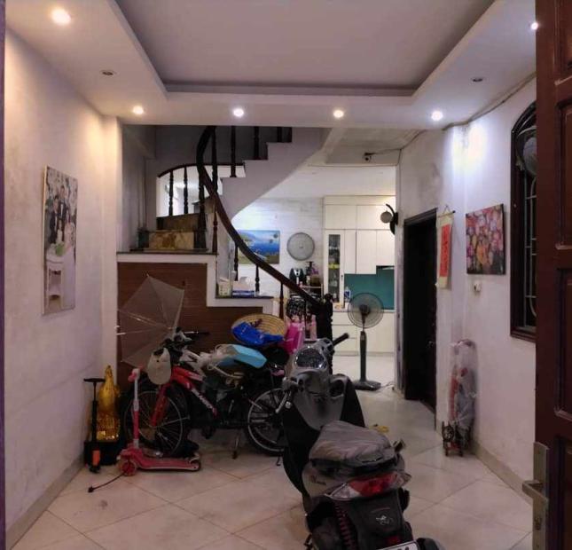 Bán siêu phầm nhà Cầu Giấy. Ô Tô đõ cửa, lô góc, siêu thoáng. Giá chỉ 6,9 tỷ.