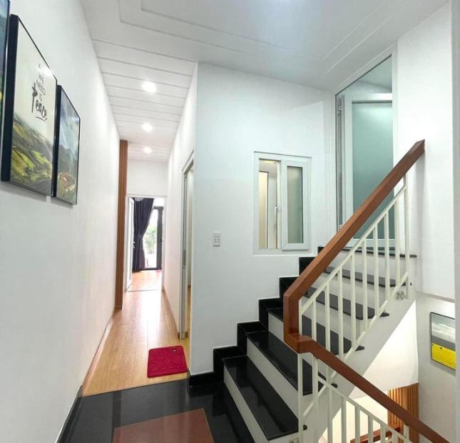 Bán nhà tặng nội thất, xe hơi đỗ trước cửa, DT 4x15, chỉ 5tỷ6x