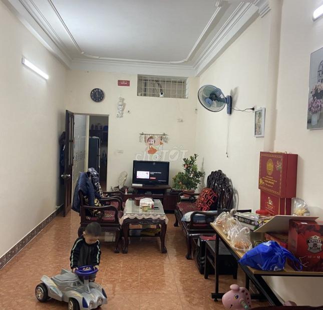Chính chủ cho thuê nhà 70m2 x 2 tầng, ngõ rộng ô tô đỗ cửa, 3 phòng ngủ đường Mai Dịch