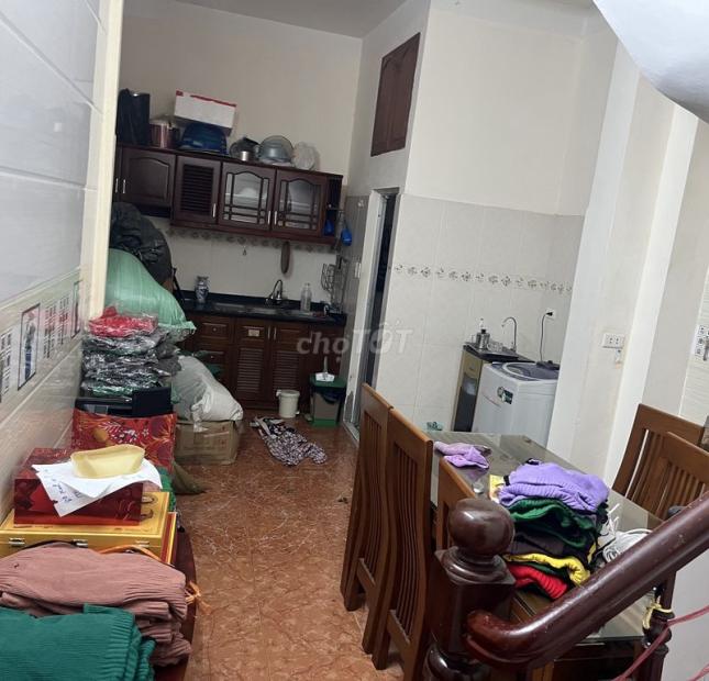 Chính chủ cho thuê nhà 70m2 x 2 tầng, ngõ rộng ô tô đỗ cửa, 3 phòng ngủ đường Mai Dịch