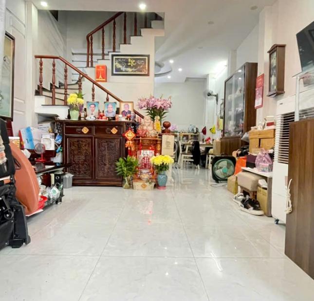 Cần tiền bán rẻ nhà 2 lầu hẻm 1806 Huỳnh Tấn Phát, Nhà Bè, Dt 4,7x11m. Giá 3,99 tỷ.