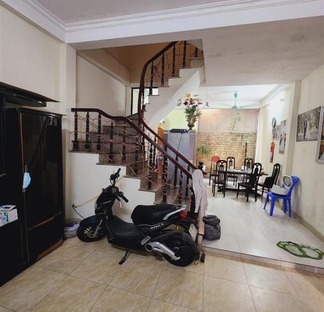 Bán nhà Lô góc cách phố Hoàng Văn Thái 30m DT:69m X 4 tầng MT:4,6m