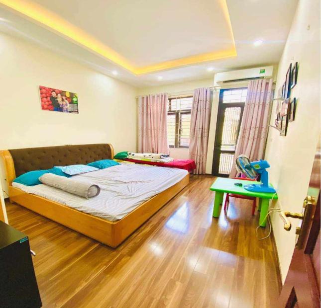 HOT !!! Chỉ 11,8 tỷ có ngay nhà Cầu Giấy, ô tô, kinh doanh, nở hậu.