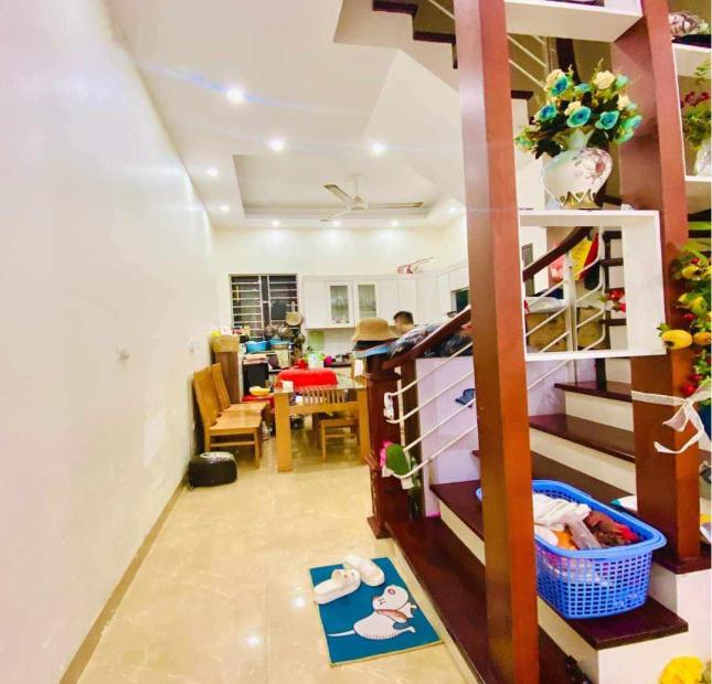 HOT !!! Chỉ 11,8 tỷ có ngay nhà Cầu Giấy, ô tô, kinh doanh, nở hậu.