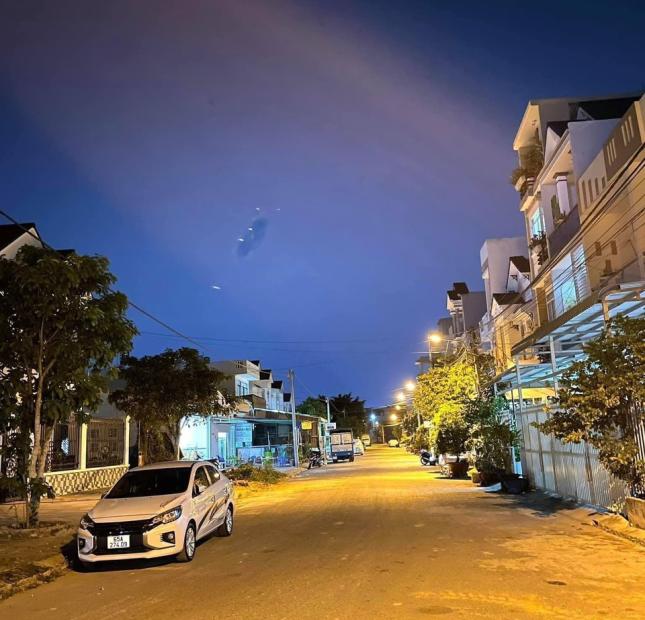 Bán nền 2 MT đường số 12 và 12A khu biệt thự CK . Giá rẽ