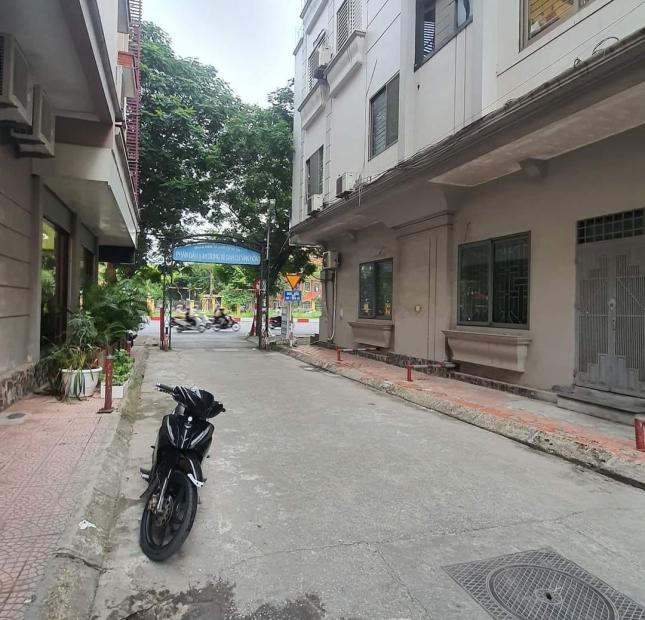 Bán nhà đường Hoàng Quốc Việt 55m2, MT4.3m nhà 2 mặt ô tô trước sau nhỉnh 10 tỷ sát phố