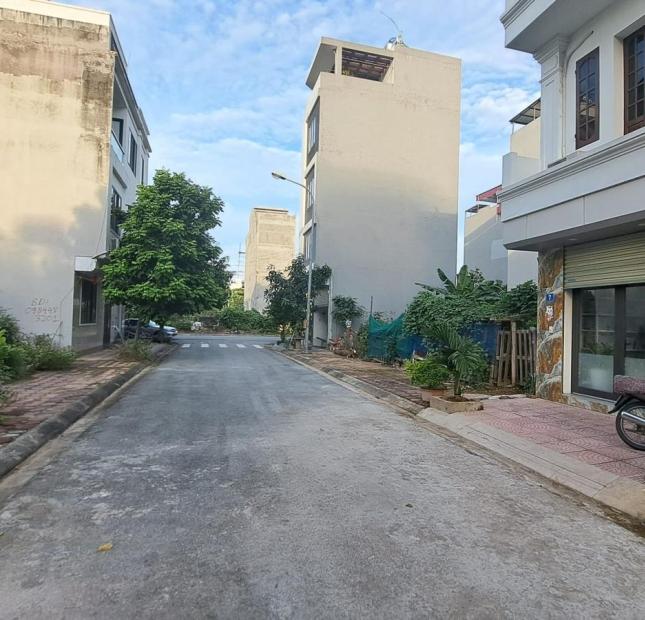 Bán đất phân lô đấu giá Giang Biên, 70m, MT 5m, ô tô, vỉa hè, 7 tỷ 5