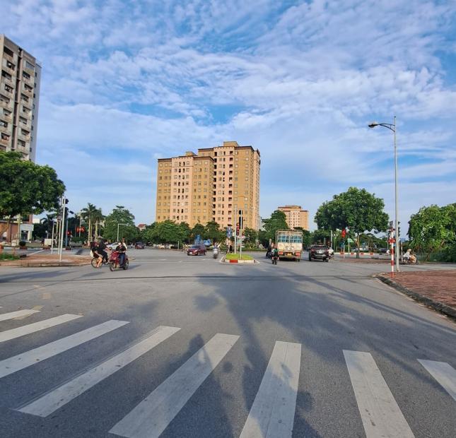 Bán đất phân lô đấu giá Giang Biên, 70m, MT 5m, ô tô, vỉa hè, 7 tỷ 5