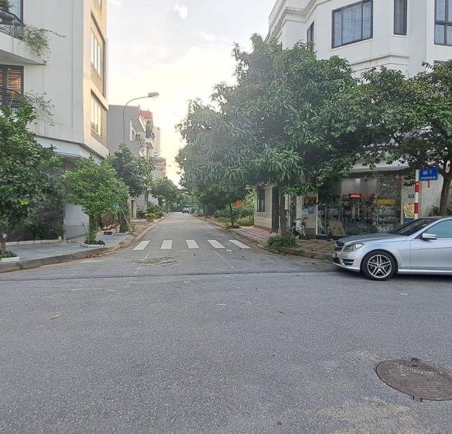 Bán đất phân lô đấu giá Giang Biên, 70m, MT 5m, ô tô, vỉa hè, 7 tỷ 5