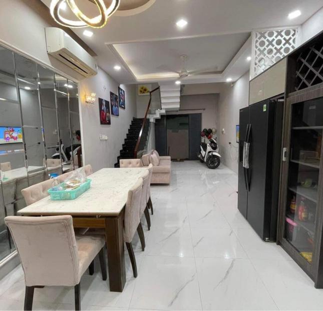 TRUNG TÂM Q7 , 3 TẦNG , HẺM THÔNG , NHÀ MỚI Ở NGAY , CHỈ NHỈNH 2 TỶ