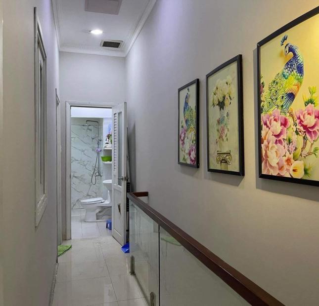TRUNG TÂM Q7 , 3 TẦNG , HẺM THÔNG , NHÀ MỚI Ở NGAY , CHỈ NHỈNH 2 TỶ