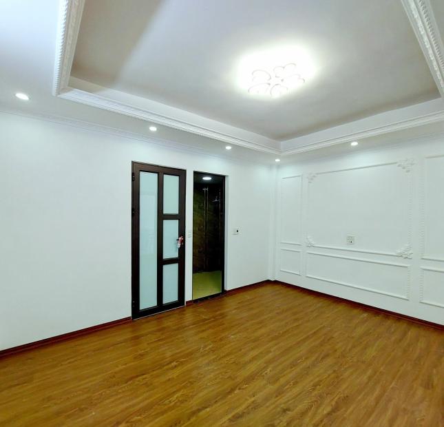 Bán nhà Ngô Gia Tự, 5 tầng, giá 3.1ty