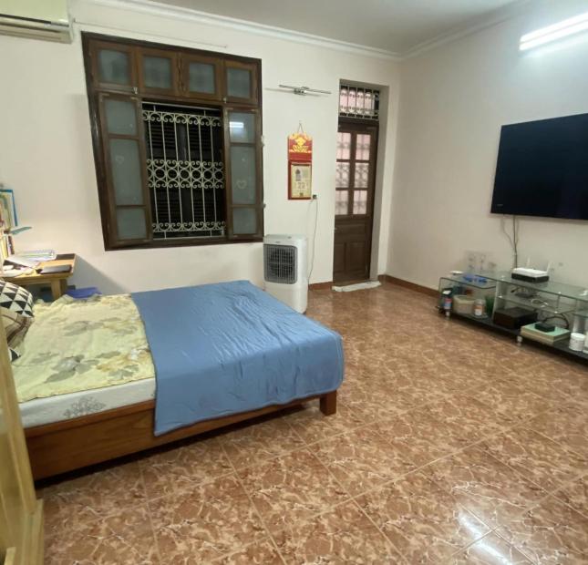 Bán Nhà Phương Mai Đống Đa 32m2, 4,5 Tầng Lô Góc Oto Vào 5.7 Tỷ