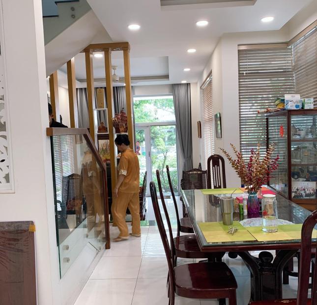 Bán biệt thự trung tâm Q7 chỉ 1km sang Q1 giá chỉ 20,4 tỷ