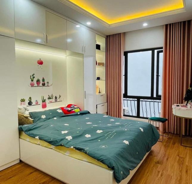 Bán nhà Hoàng Hoa Thám, 31m x 5 tầng, 20m ra mặt phố ô tô đỗ, ngõ nông. Giá 4,6 tỷ
