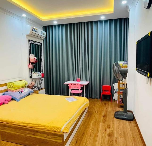 Bán nhà Hoàng Hoa Thám, 31m x 5 tầng, 20m ra mặt phố ô tô đỗ, ngõ nông. Giá 4,6 tỷ