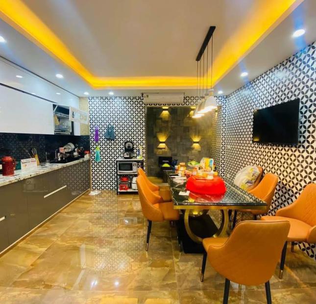 Biệt thự mini Ngọc Thuỵ - Thang Máy - Gara - đẹp ko tỳ vết.