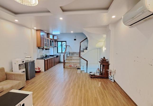 Hơn 5tỷ có nhà 6 tầng,42m2,Mt 4.65m,gara ,sát phố Bát Khối,Long Biên