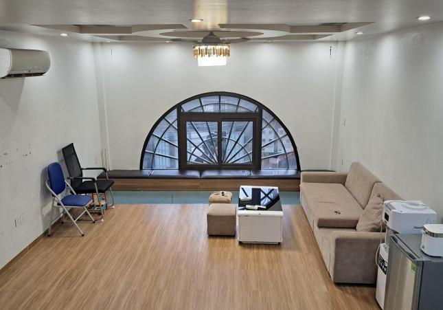Hơn 5tỷ có nhà 6 tầng,42m2,Mt 4.65m,gara ,sát phố Bát Khối,Long Biên