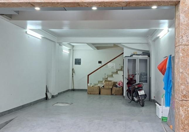 Hơn 5tỷ có nhà 6 tầng,42m2,Mt 4.65m,gara ,sát phố Bát Khối,Long Biên