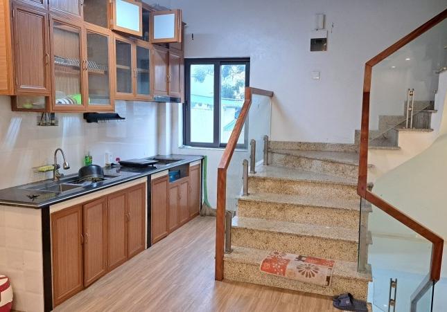 Hơn 5tỷ có nhà 6 tầng,42m2,Mt 4.65m,gara ,sát phố Bát Khối,Long Biên