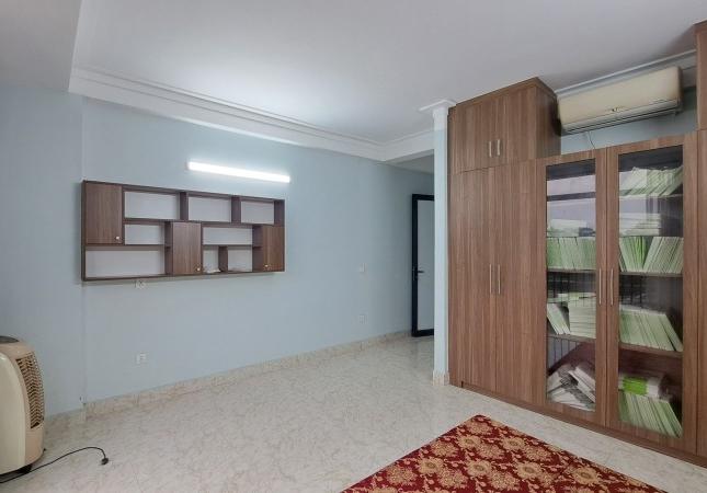 Hơn 5tỷ có nhà 6 tầng,42m2,Mt 4.65m,gara ,sát phố Bát Khối,Long Biên