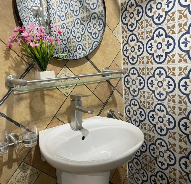 Gấp! Phòng đẹp Xuân Thủy, tầng 3, đủ đồ, ban công, chỉ 3tr3