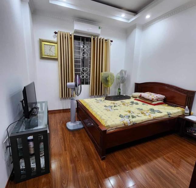Bán nhà gần Hoàng Cầu 35m*5T đi bộ công viên 1/6 & hồ Hoàng Cầu cửa nhà sáng thoáng giá 4.5 tỷ