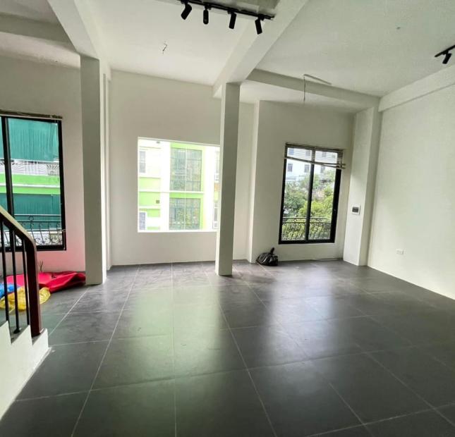 Bán nhà ngõ Hàng Bún 37m x 5 tầng, mt: 7.5m
Giá chào: 22 tỷ thương lượng