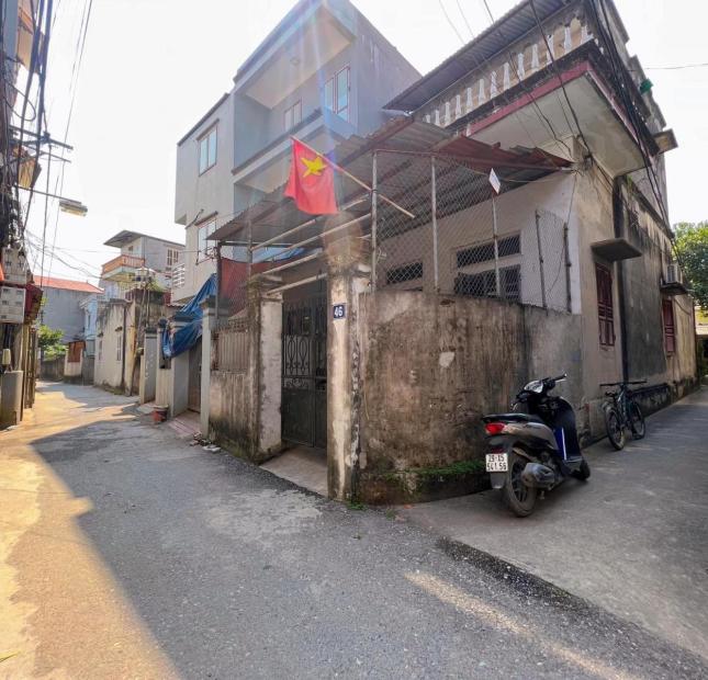 Chính chủ cần bán gấp mảnh đất hai mặt thoáng tặng căn nhà 2 tầng tại tổ 2 phường Giang Biên
