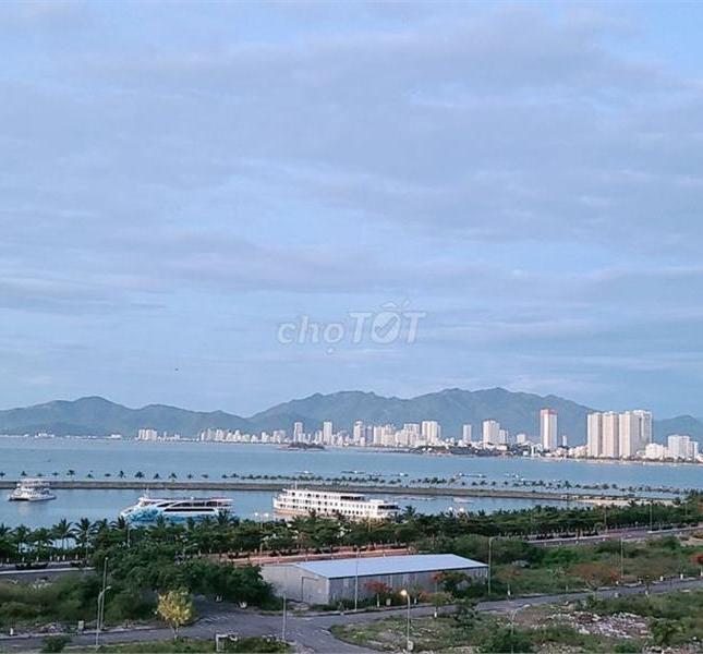 Bán gấp đất 2 mặt tiền Phạm Văn Đồng 10m mặt biển, TP Nha Trang