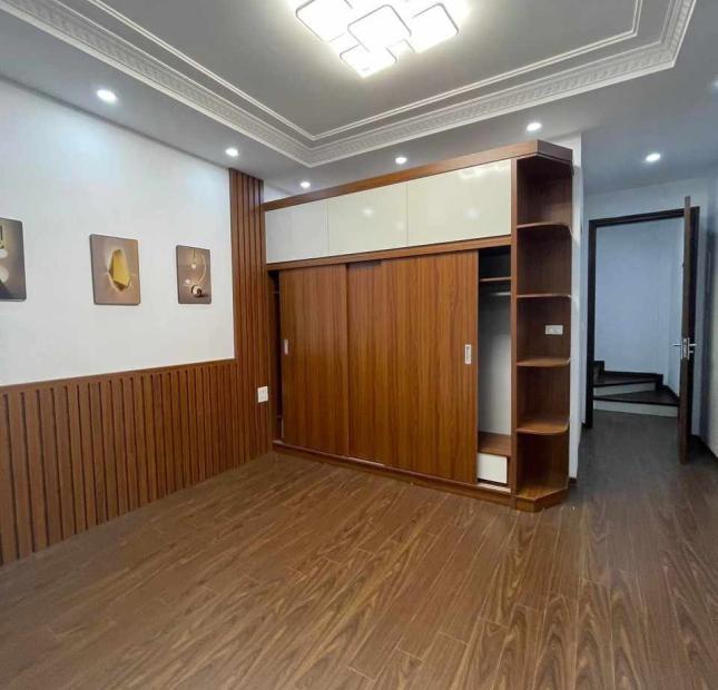 Bán Nhà Phố Hồng Tiến, Bồ Đề, 38m2, 5 Tầng, Lô Góc, Phân Lô, Ô Tô, Nhỉnh 5 Tỷ