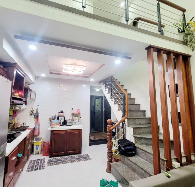 Nhà Kiệt NGUYỄN VĂN LINH, Hải Châu, ĐN. Bán nhà mê lửng 49m2, cách kiệt ô tô chỉ 3 bước chân.