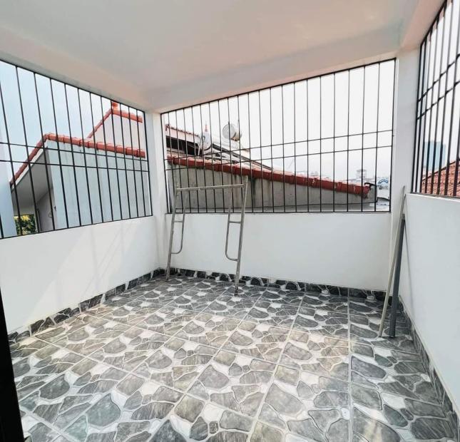 NHỈNH 2.3 TỶ CÓ NGAY NHÀ THẠCH BÀN 40M2 4 TẦNG ĐẸP LUNG LINH!!!