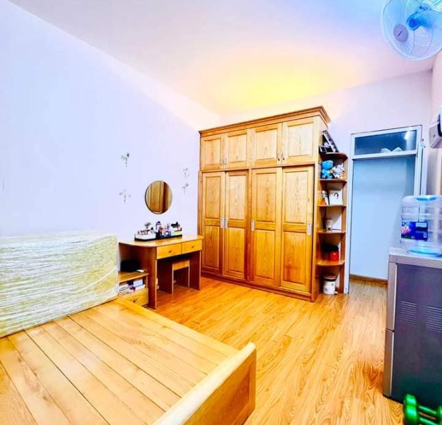 GIA ĐÌNH CHUYỂN CÔNG TÁC CẦN BÁN NHÀ ĐẸP DT:44M2 SỔ ĐỎ 5 TẦNG MT: 3.6M GIÁ:4.05 TỶ VÀI P ĐI BỘ