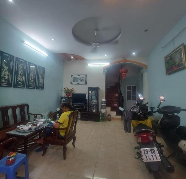 bán nhà mặt phố Võng Thị 42m x 4 tầng, mt: 4.8m, ô tô tránh đỗ trước cửa nhà