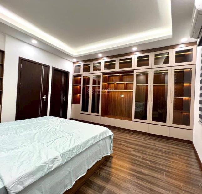 Chính chủ cần bán nhà phố Nguyễn Văn Cừ 70m2 - 6 tầng có Thang máy - Gara 2 ô tô - full nội thất