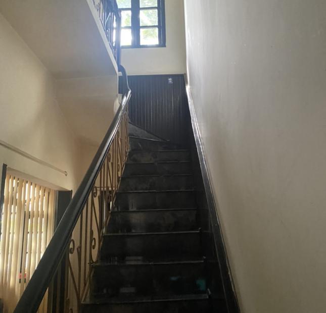 Cho thuê nhà số 4 Quán Thánh, đối diện vườn hoa Hàng Đậu, gần chợ Đồng Xuân. 
